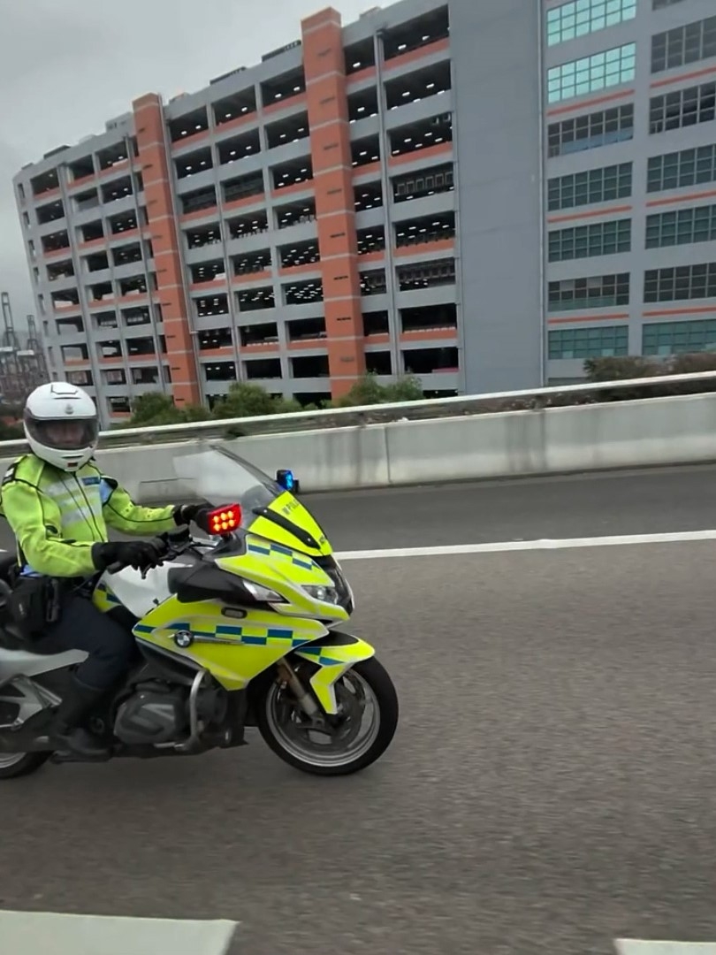 涉事男子沿青沙公路往昂船洲方向行駛，被一名交通警員發現他的電單車沒有車牌，警員遂指示他駛向路邊停車。（Instagram影片截圖／@surron_london）