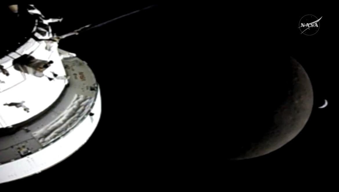 圖片顯示，從「阿提密斯2號」，看見月球背面和遠處的地球。（網上圖片）