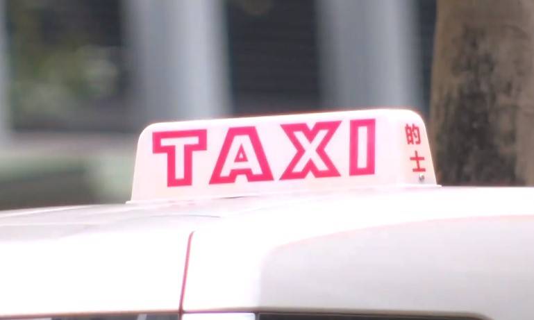 有圖｜紅色的士全身炒車至損毀變形 網民笑稱：裝置藝術？ - 東張+