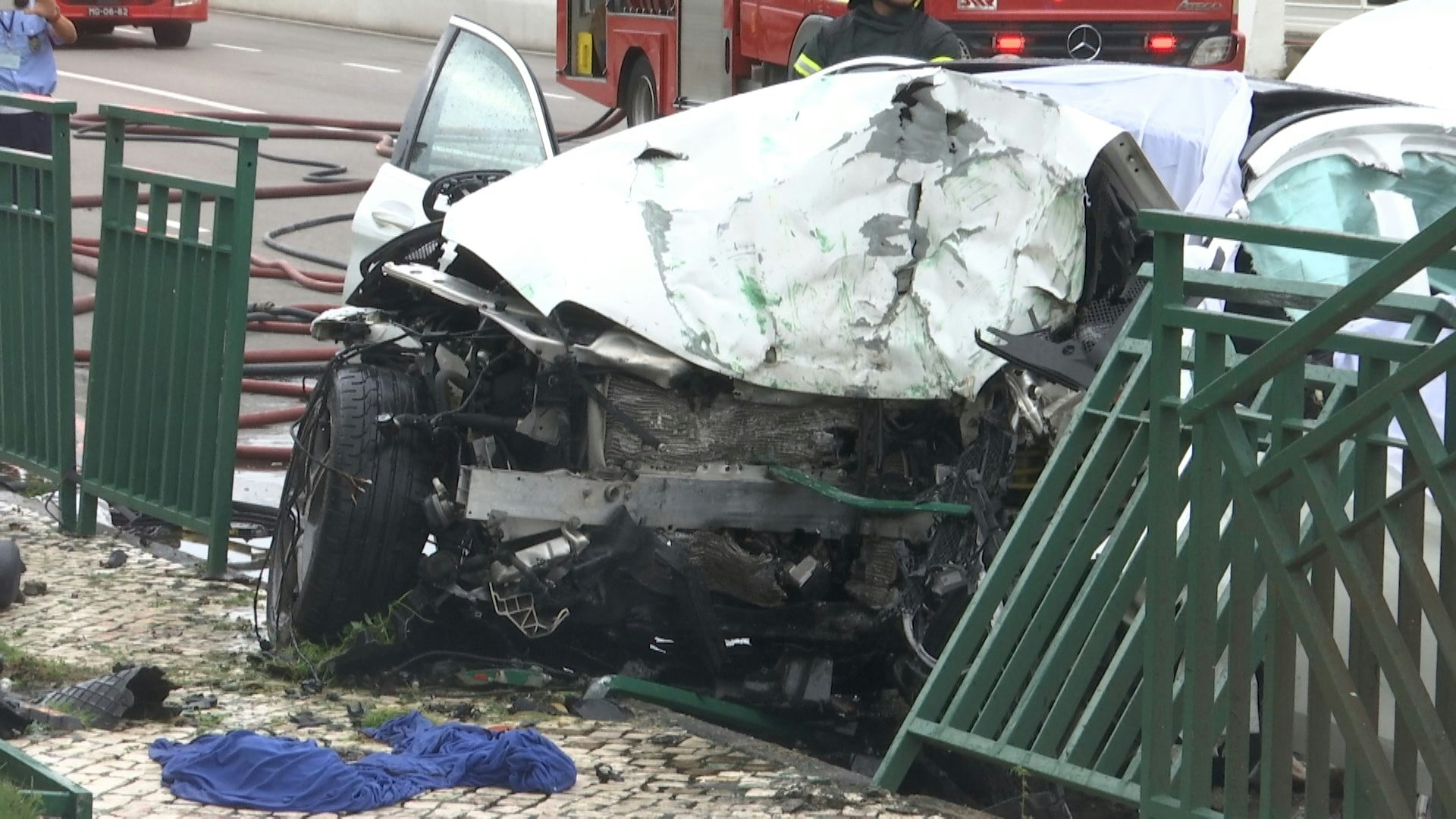 涉事私家車車頭嚴重變形毀爛。（澳廣視影片截圖）