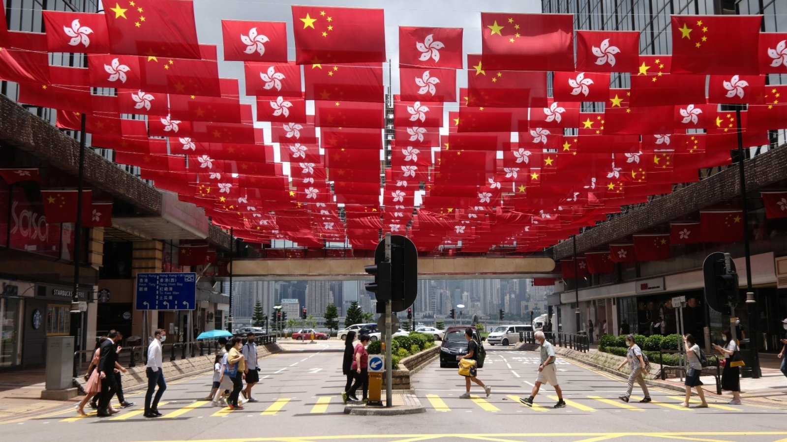 香港尖沙咀成國旗「旗海」 市民激動：歷史性時刻- 新聞- 大公文匯網