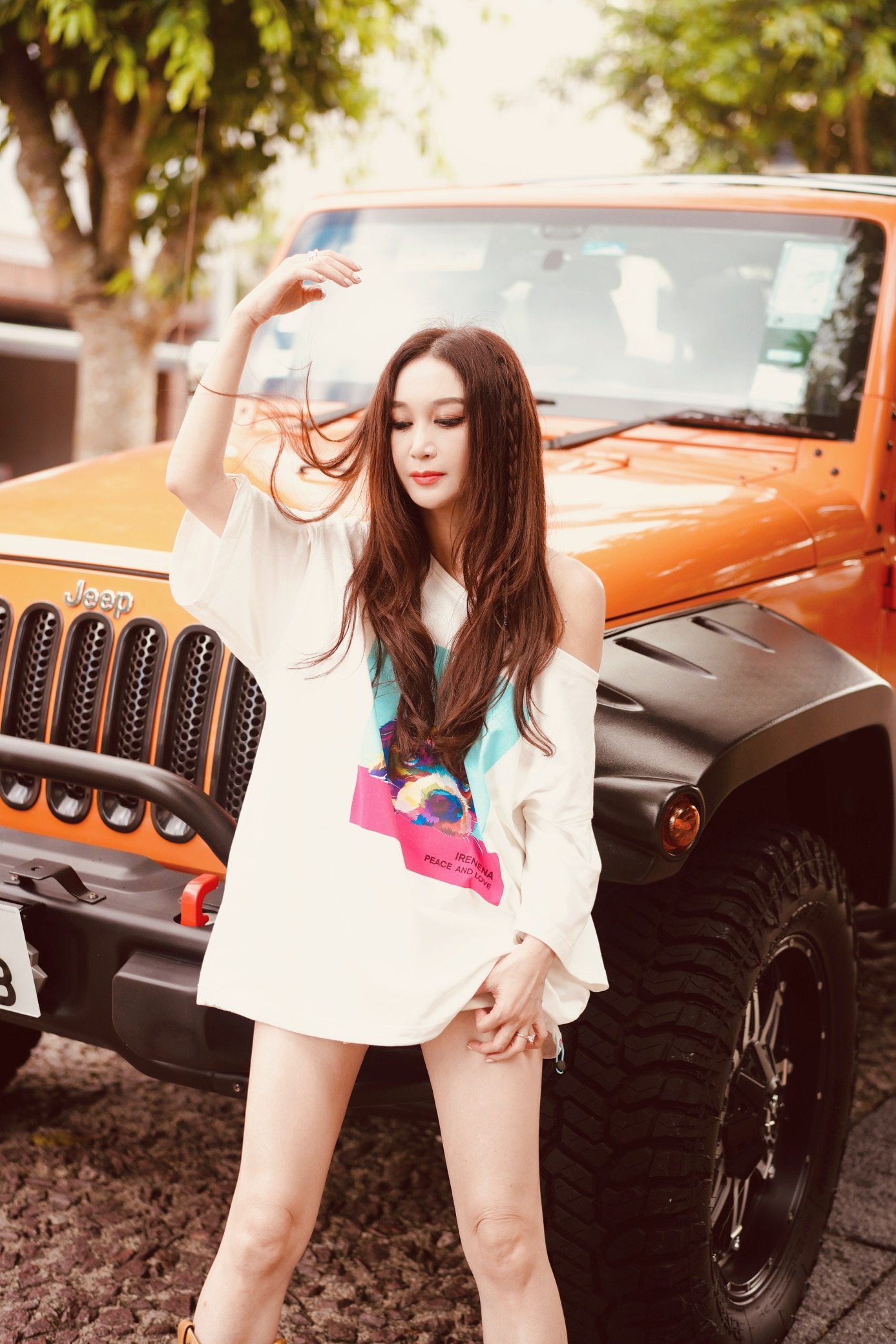 溫碧霞近日推出自家設計嘅時裝品牌