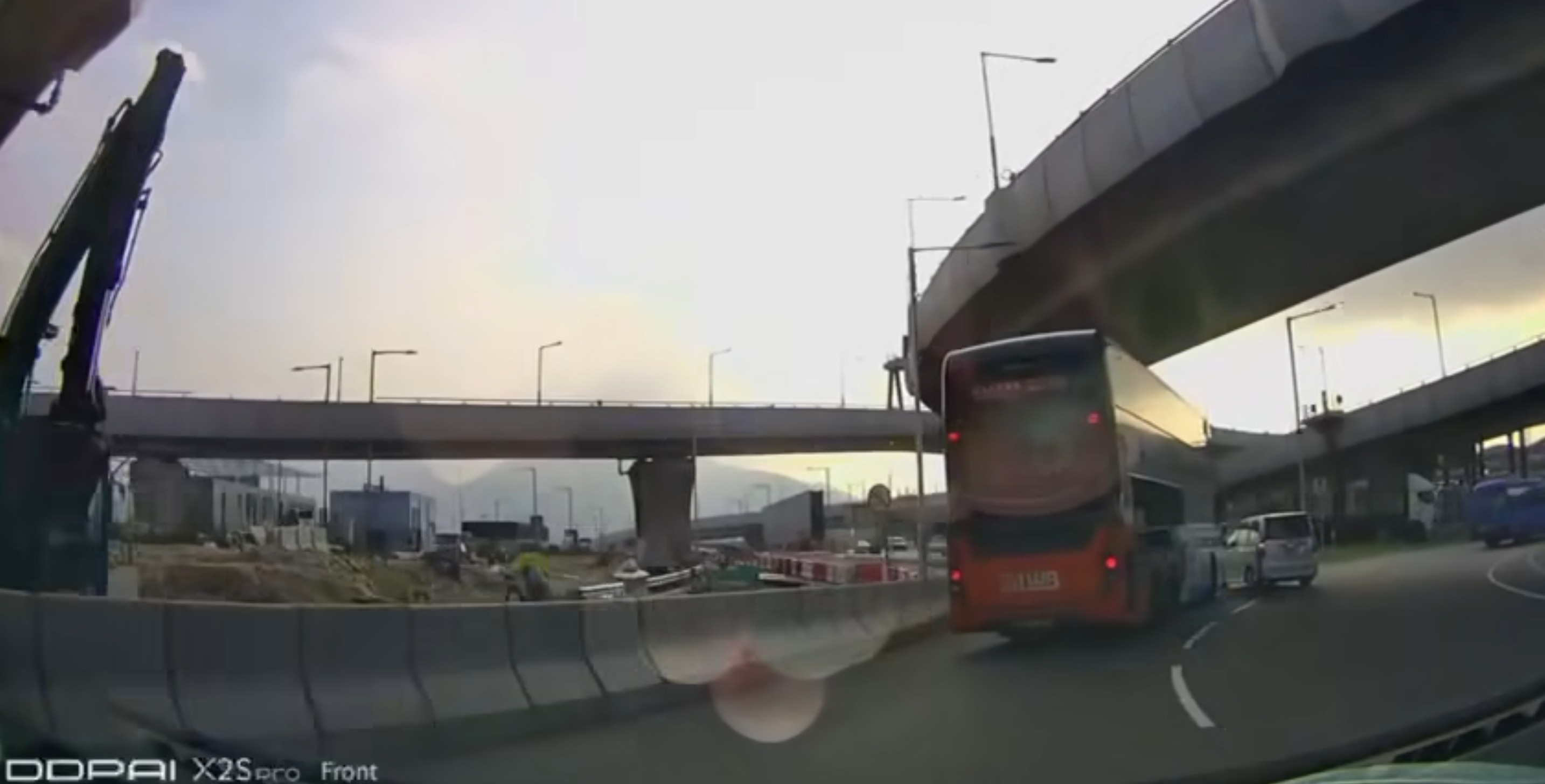 根據網上片段所見，涉事私家車原沿左二線行駛，至接近往北大嶼山公路出口時突然向左切線，意圖駛入出口通道。