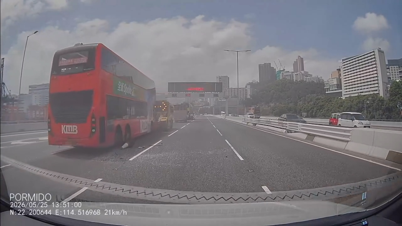 該輛箭嘴車被撞開後，九巴再衝前，撞向另一輛箭嘴車。（Facebook影片截圖／車cam L（香港群組）／Frank Ho）