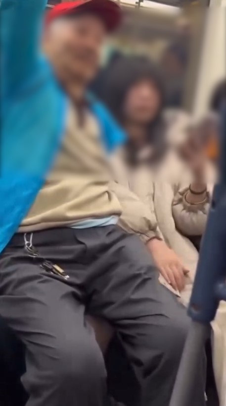 阿伯坐地鐵拒坐關愛座　強行坐女生大腿誇張畫面曝光　唔止偷摸仲磨蹭