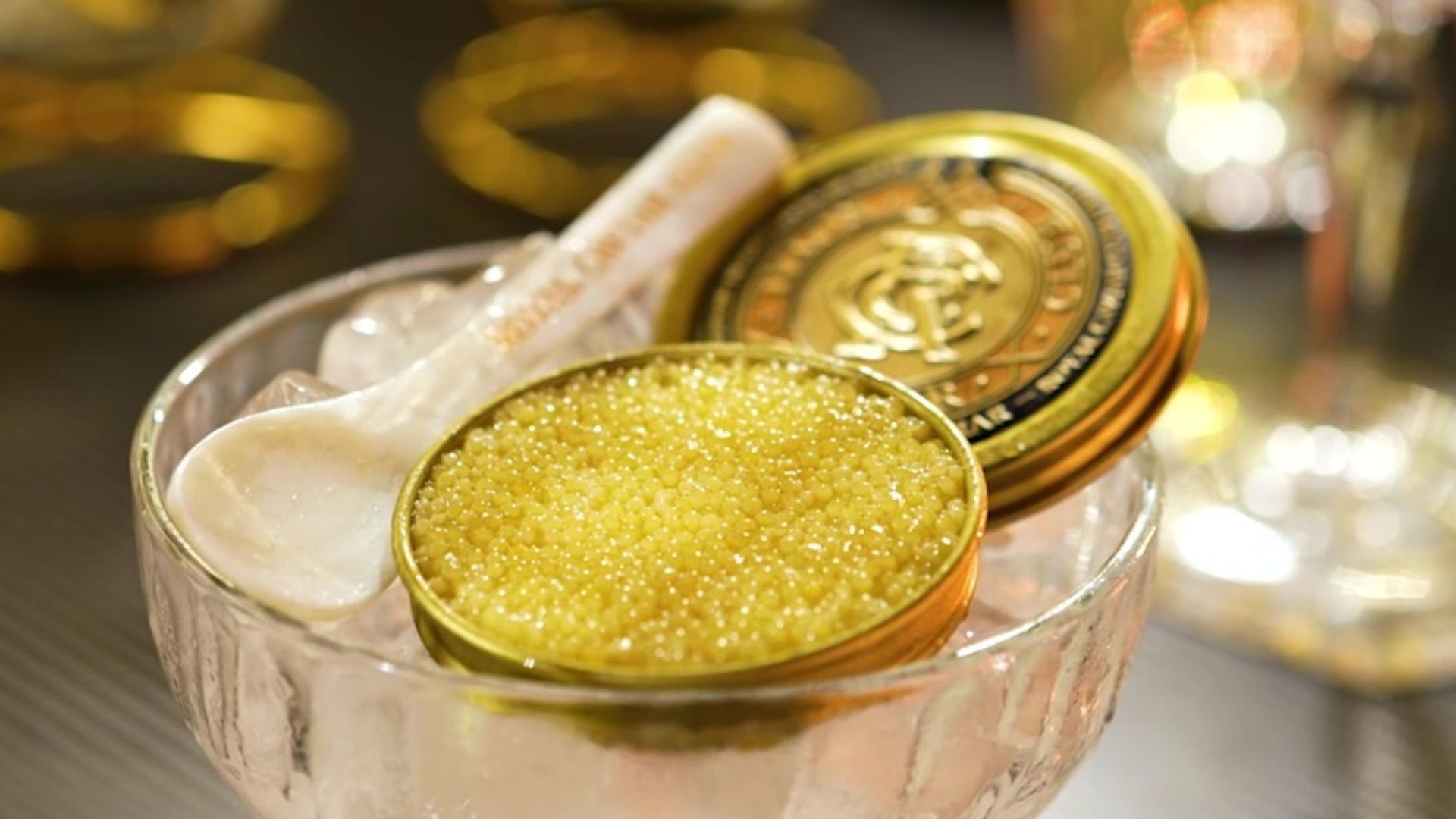 志偉帶來名貴的「黃金魚子醬」與大家分甘同味。