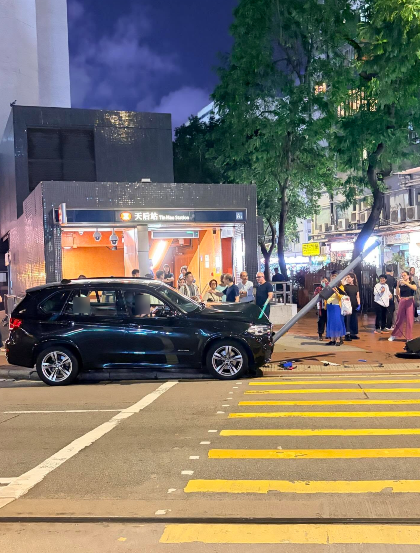 東張西望報料｜天后站外寶馬炒車　燈柱變「45度傾斜」　交通燈碎片四散