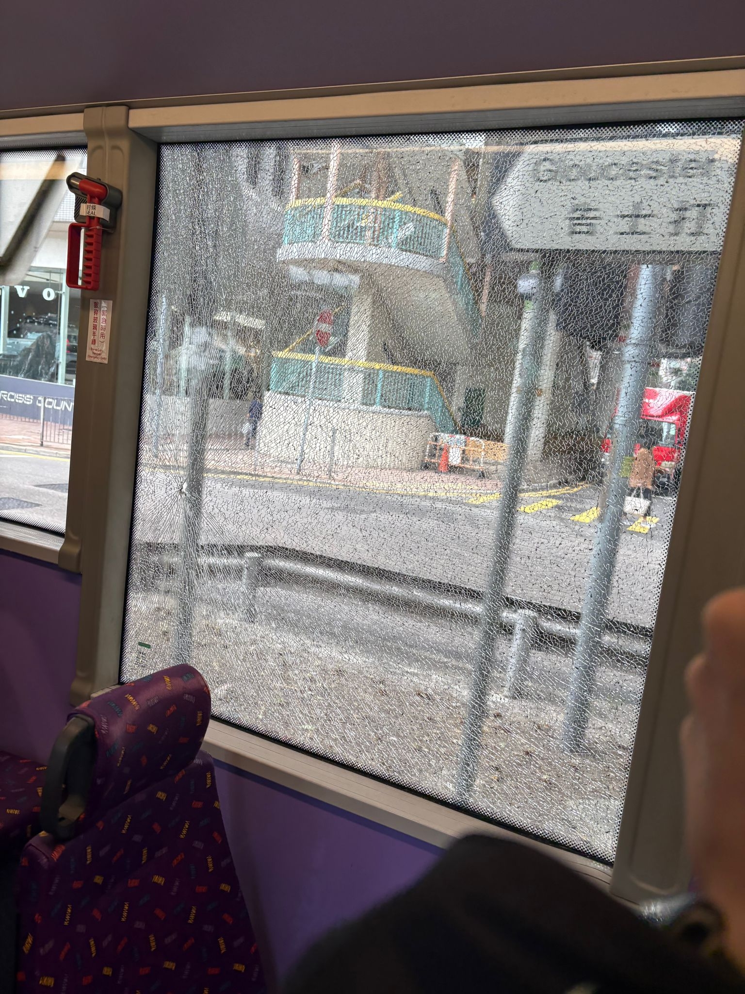 今日（12日）上午，一輛往中環方向的城巴 788 號線在行駛途中突然發生側窗玻璃爆裂意外。玻璃碎片一度彈向座席乘客，場面驚險。幸司機處變不驚，最終將巴士駛至舊灣仔警署站讓乘客疏散，事件中無人受傷。