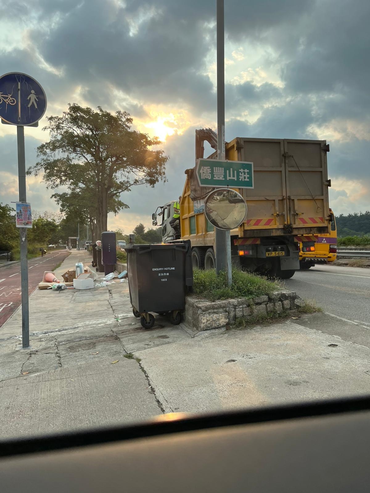 東張西望報料｜大埔龍尾海灘清潔工又放垃圾上行人路　居民再報料：又重演一次 (觀眾提供圖片)