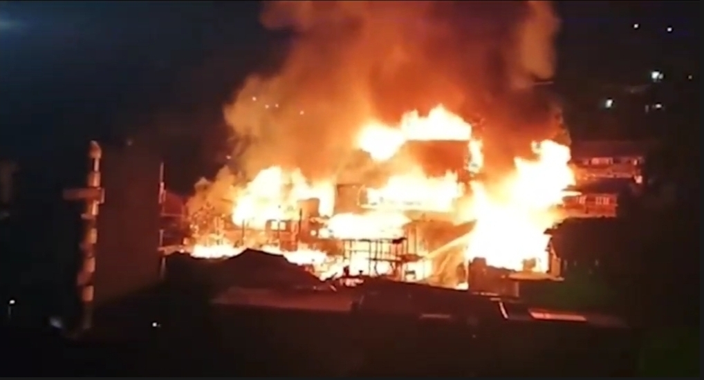 火燒連環，共19棟房屋燒毀。網絡圖片