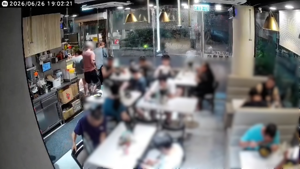 一名男子吃完晚飯後，見隔籬女食客起身離開，便急步「跟衫尾」走出店舖，經過收銀處亦沒有付款，離開時更將單據塞入褲袋。