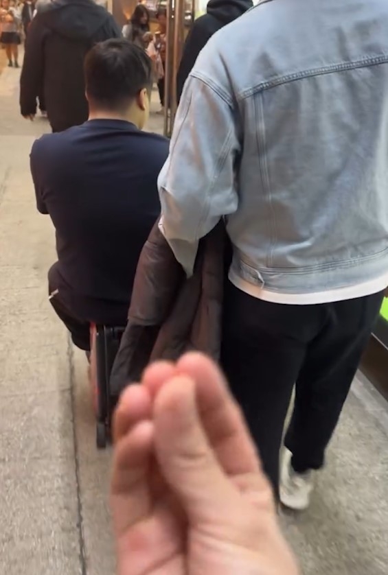 內地客騎電動行李箱通街走　市民拍片質疑：行人路都搞「粵車南下」