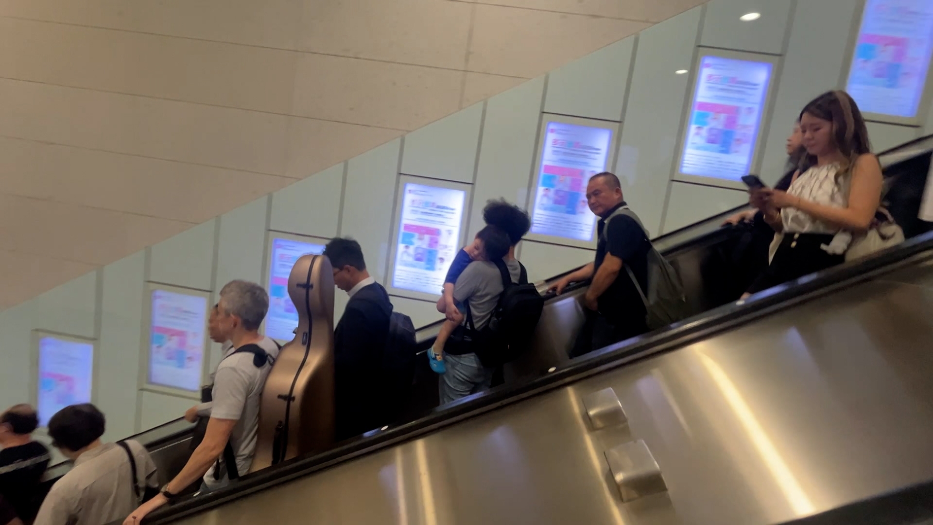 中環站一名男乘客5月4日晚在扶手電梯上突遇意外，電梯突然停低，導致他仆低並碌下6至7級，牛仔褲破皮出血，手臂亦有刮傷及撕裂傷口。