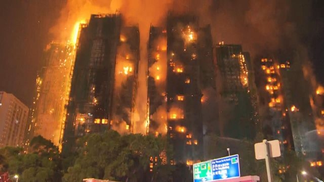 宏福苑五級火｜火勢仍未受控不斷有火舌掉下現場不時傳出爆炸聲| 無綫新聞TVB News