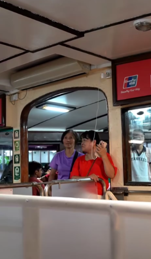 大媽天星小輪拉線插船頂「偷電」煲電話粥　畫面曝光惹網民熱議