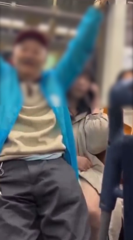 阿伯坐地鐵拒坐關愛座　強行坐女生大腿誇張畫面曝光　唔止偷摸仲磨蹭