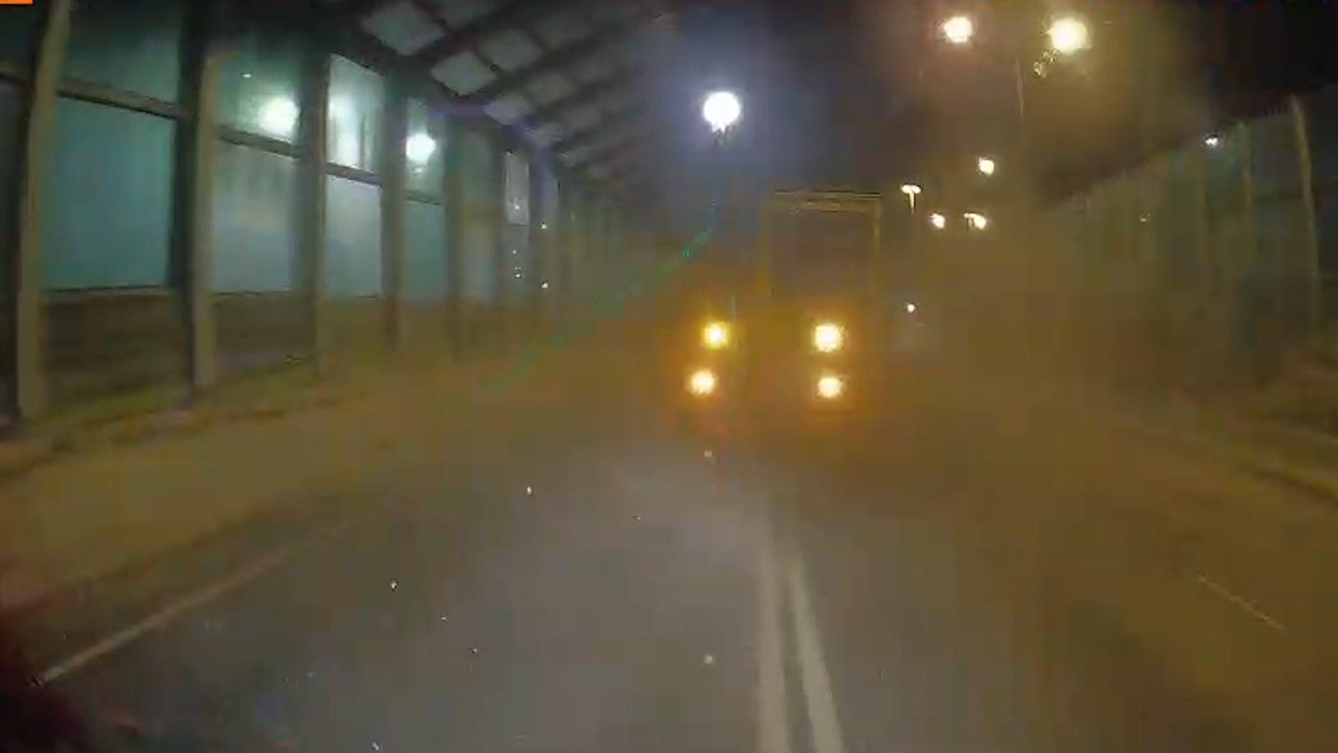 東張獨家報料｜車Cam直擊｜吐露港公路工程車欲爬頭不成撞三角欄　片主：成架車散晒 (東張+影片截圖)　