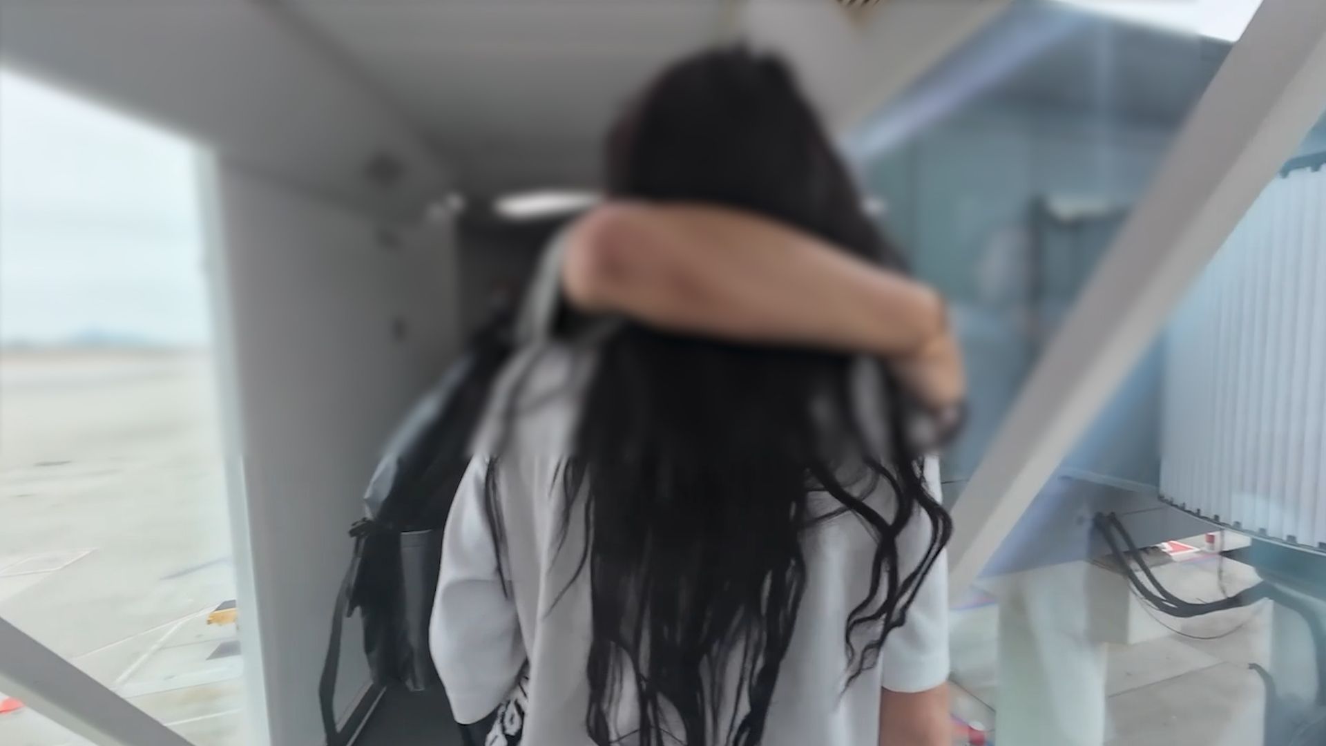 港航印尼峇厘航班惡夫婦罵空姐再撞乘客，男子一度揮拳兇人。