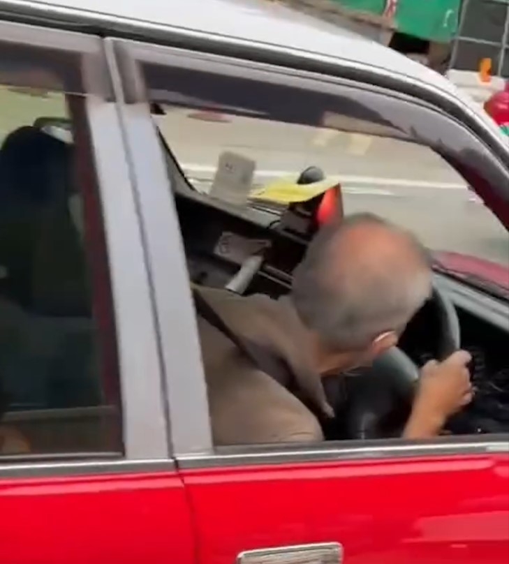 的士大哥公路開車期間「瞓着覺」嚇親鄰車　拍片者：乘客很勇敢