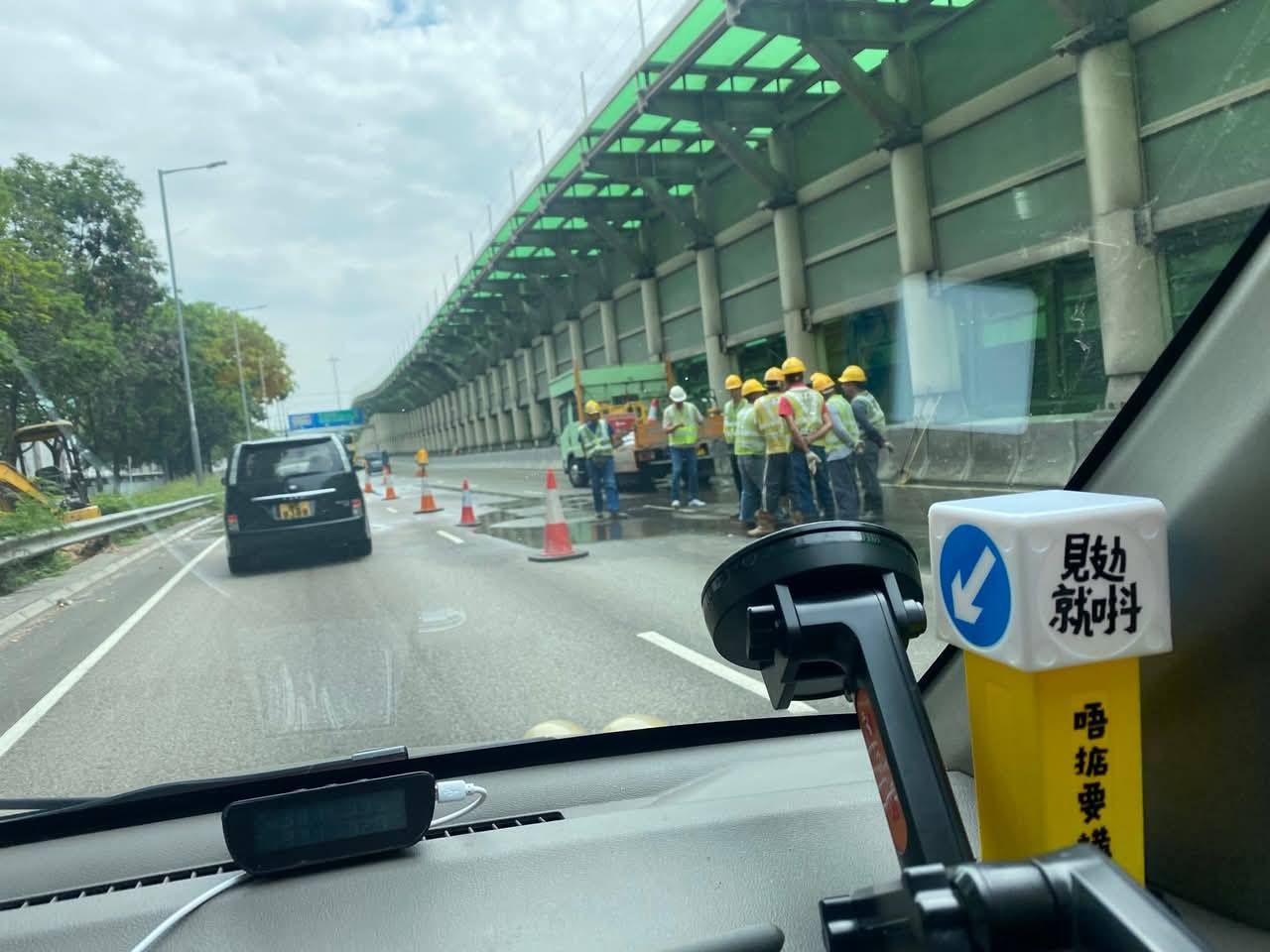 屯門公路爆水管封兩線　通宵搶修未果