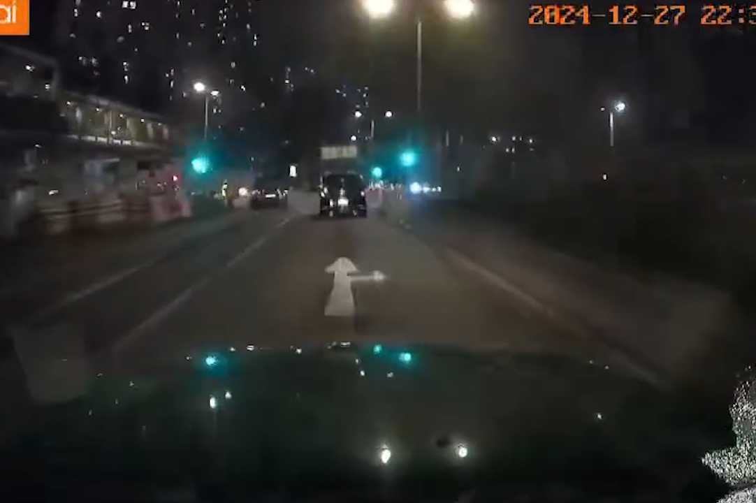 粉嶺的士司機疑嫌短途收車資「發晦氣」被打。(影片截圖)