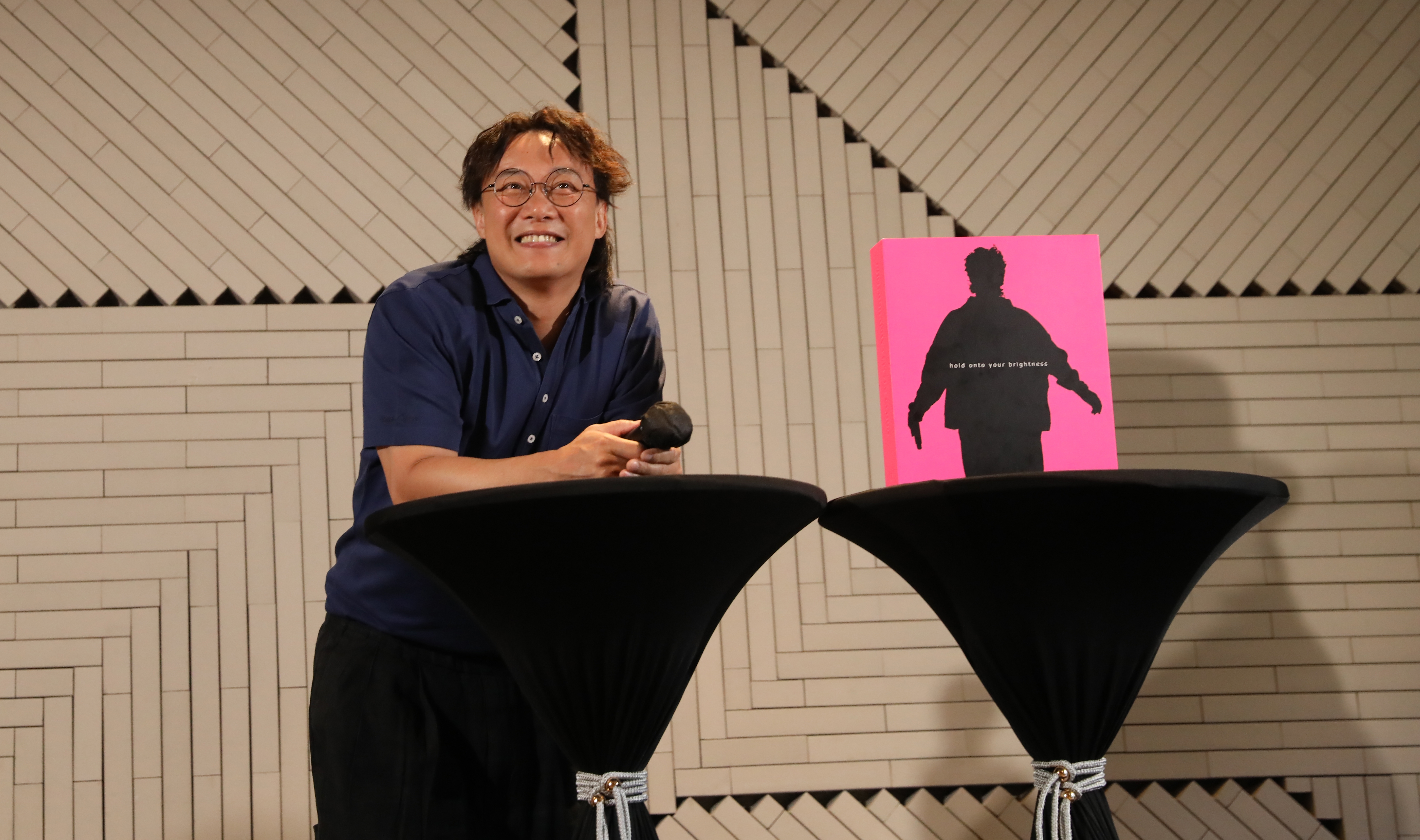 第一次展示由佢幫忙設計Fear and Dreams 演唱會重量級紀念特集BOX SET。