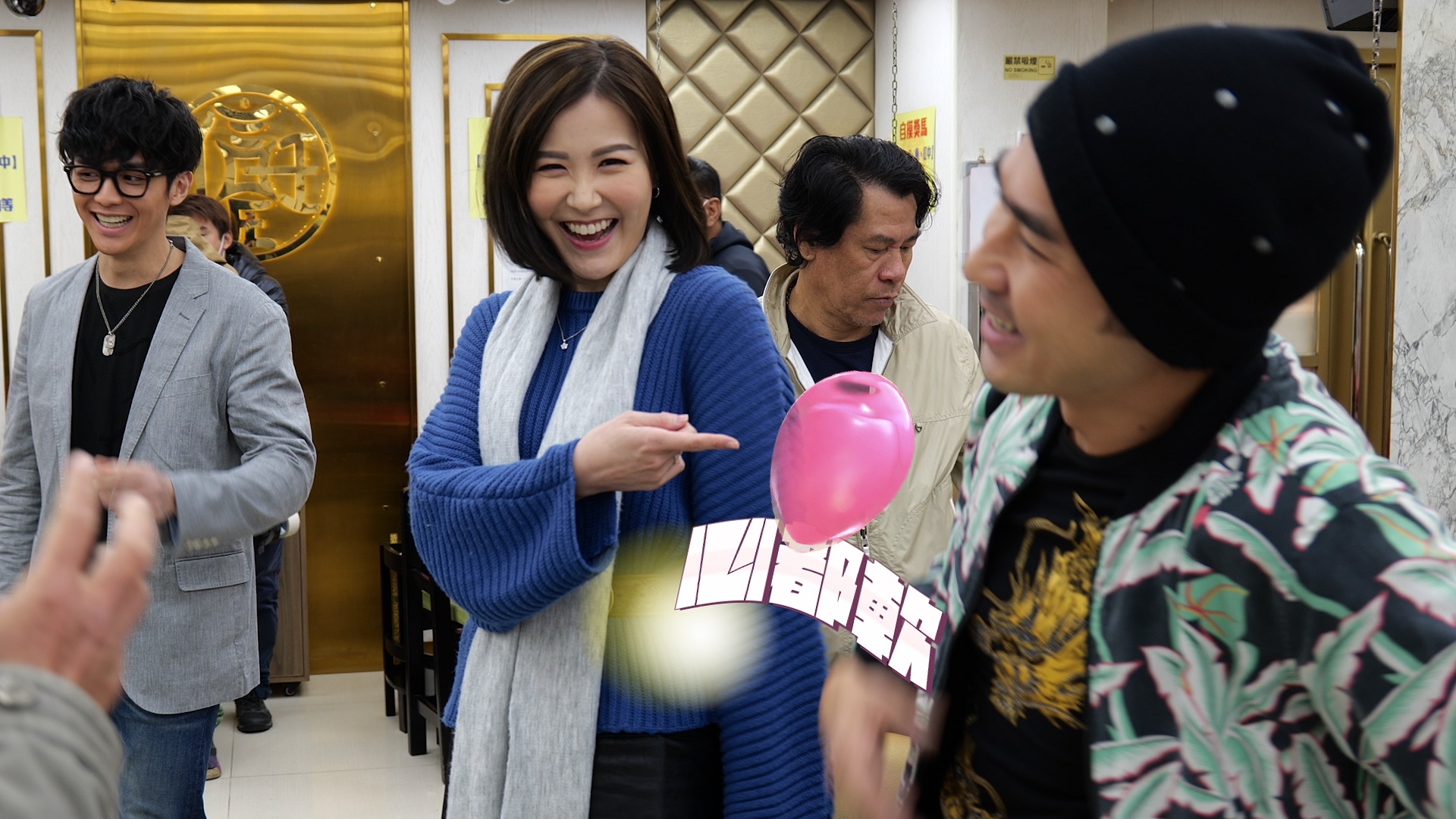 等候埋位嘅阿 Moon 活潑又可愛，仲「一舞傾城」上身叫老細，嚇到趙樂 賢腳仔軟。