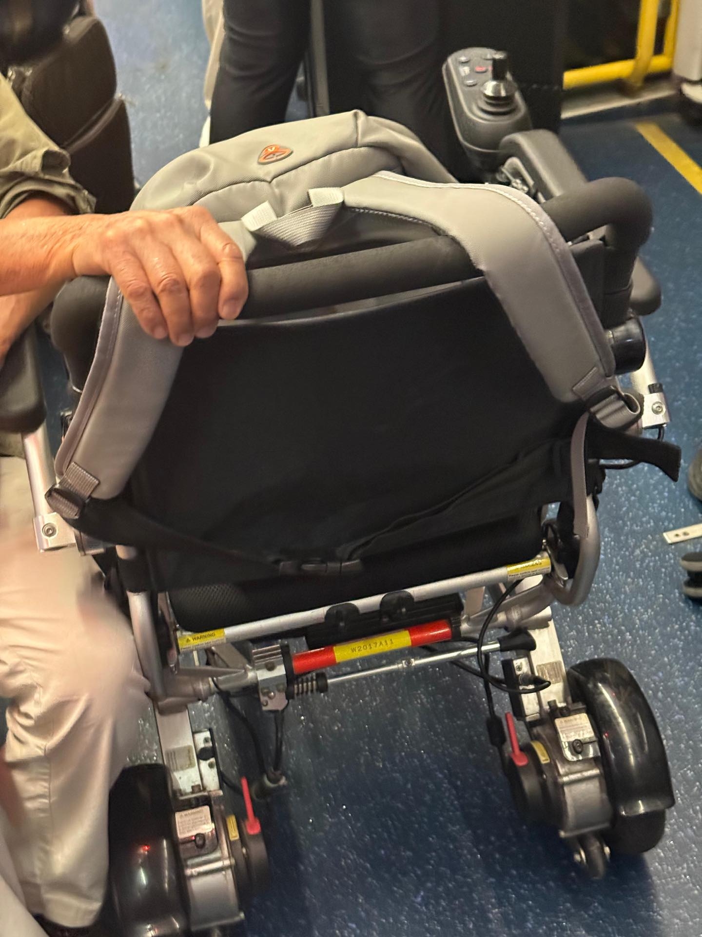 城巴行李篋塞爆輪椅位，老伯上車遭車長拒絕「等下一班車」。公司有回應。（Threads@sunlk77）