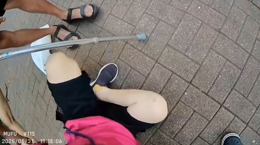 好人好事｜上水天平邨婦人突然倒地，鐵騎士帥氣棄車救人全程曝光。