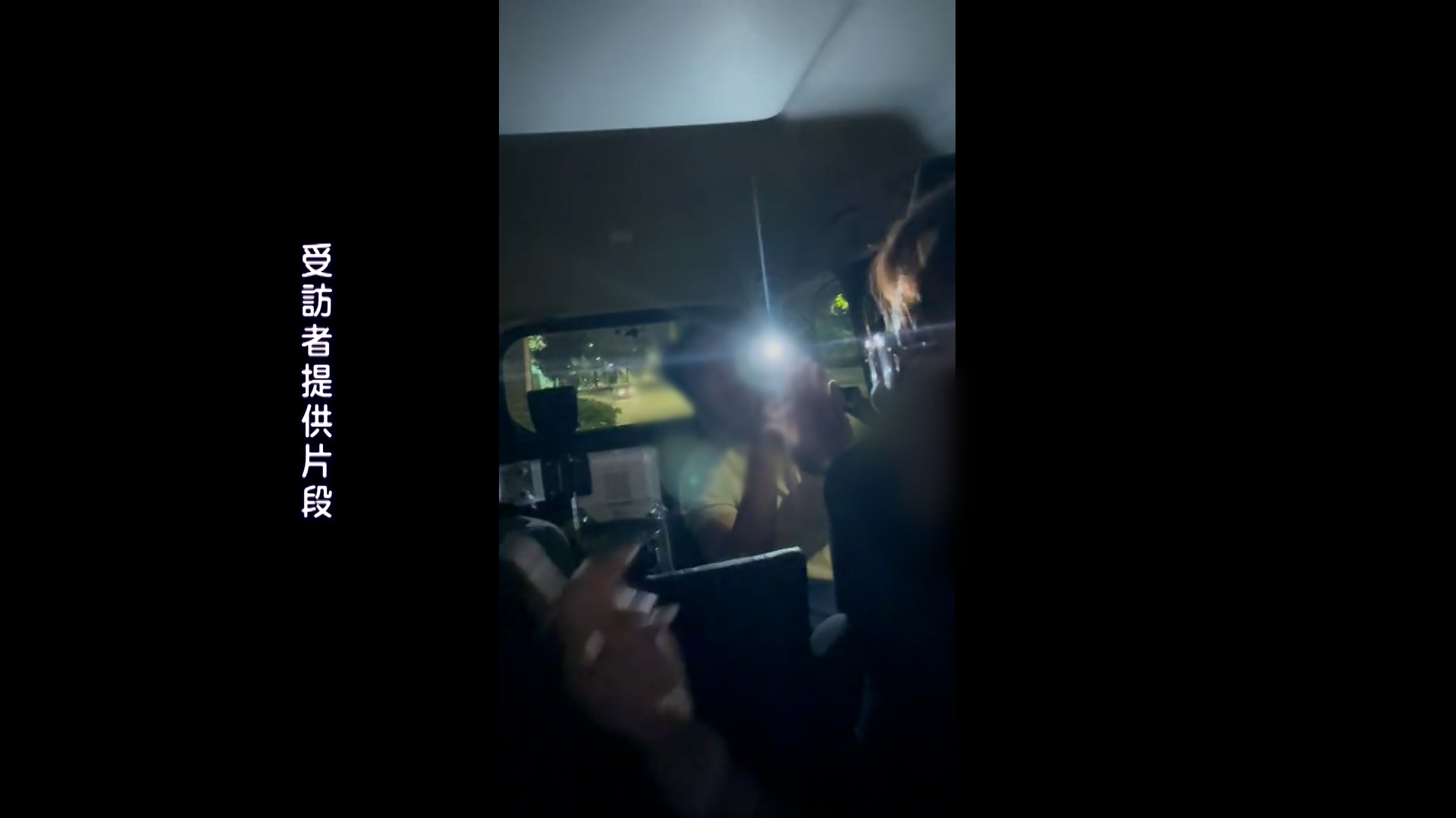 雙方情緒一直激動，粗口橫飛，當時的士去到灣仔，男乘客更加說要去報警。去到告士打道時，雙方情緒去到爆發點，但是計程錶仍一直跳，男乘客不滿要付停車時的費用。