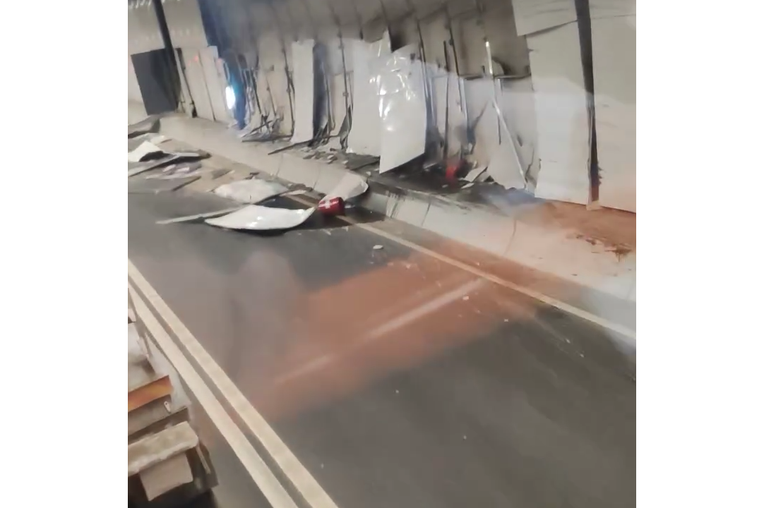 屯赤隧道吊臂車失控掃毀20米護牆板。(影片截圖)