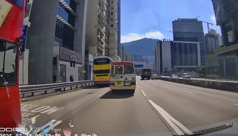 車Cam直擊｜新蒲崗馬路版「碰碰車」　貨車切線撞高速Tesla變自相殘殺