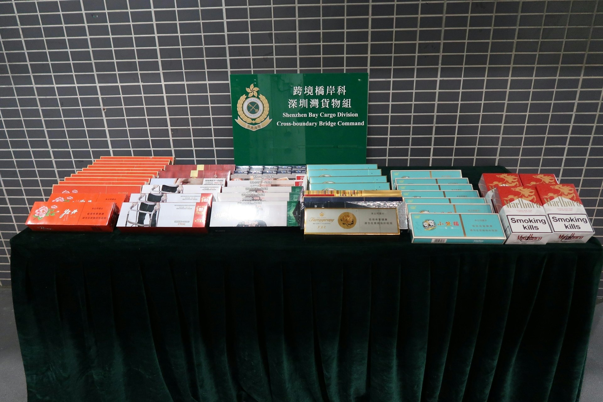 海關在涉案私家車的車頭泵把，檢獲8,520支私煙。（海關圖片）