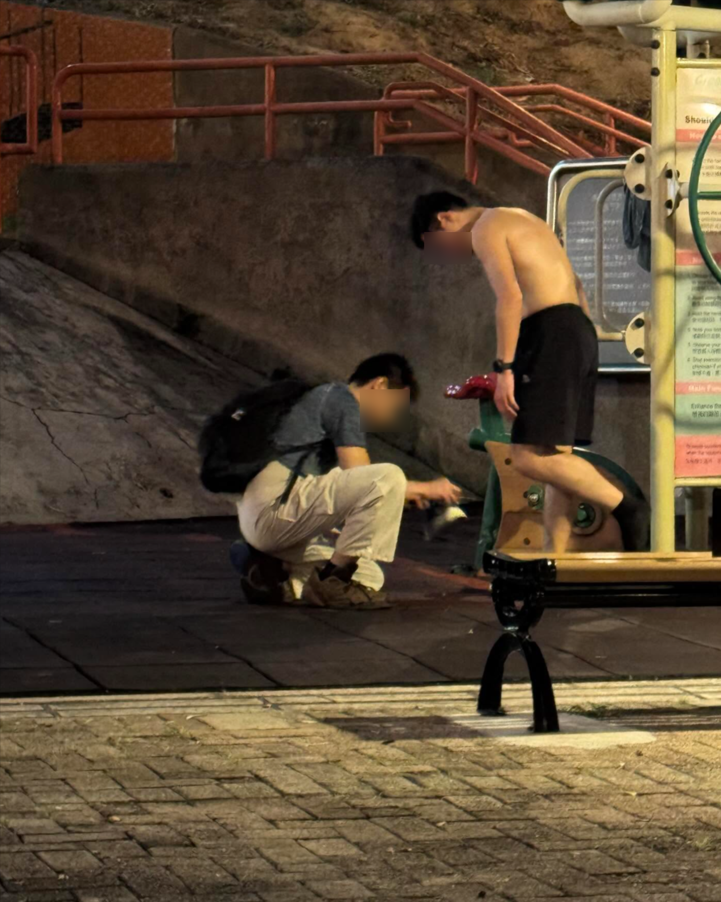 葵涌奇怪男出沒「望人腳板底」專搵街坊除鞋摸腳　網民：學張無忌？