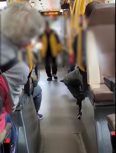 有片｜巴士阿叔大鬧車廂稱要「等埋老婆」　乘客鼓譟　結局最終居然這樣！