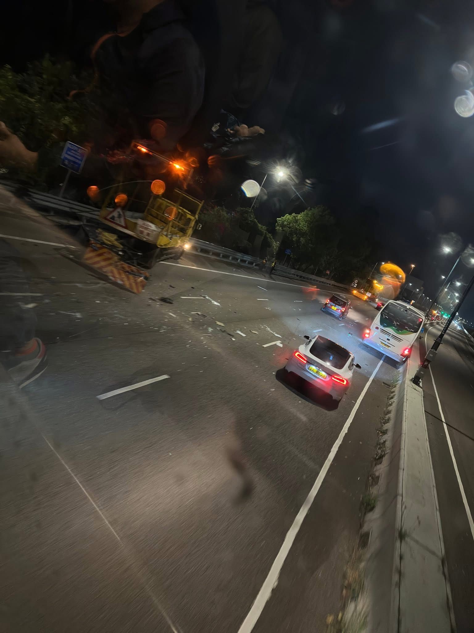 北大嶼山公路旅遊巴撞箭嘴車，釀6人受傷。