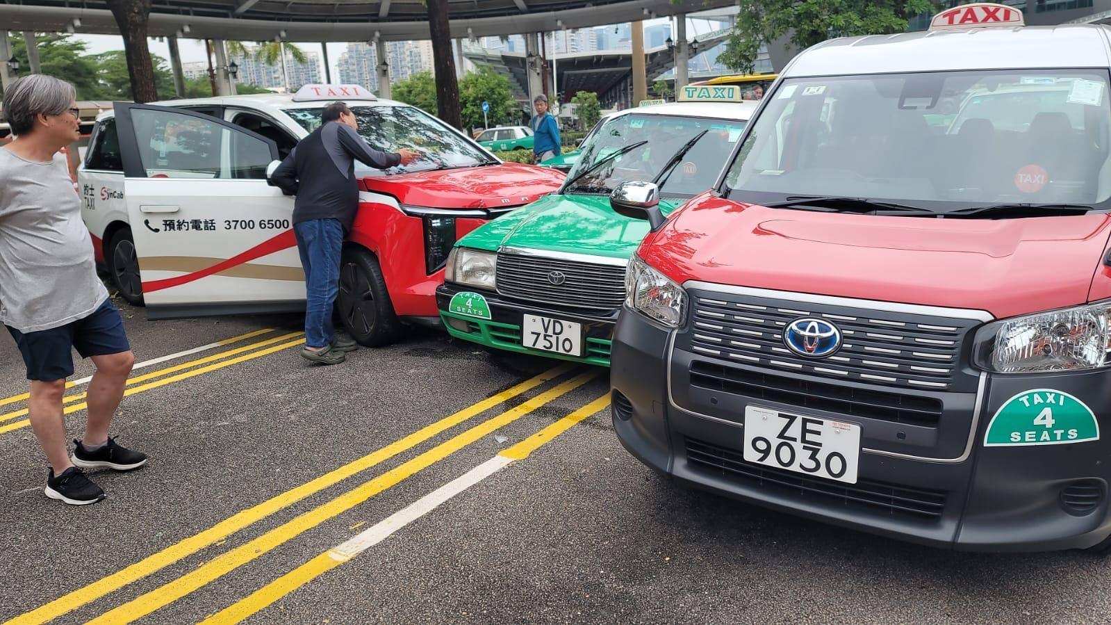 車Cam直擊｜深圳灣口岸紅的失控「衝鋒陷陣」　穿欄剷草叢後撞停泊綠的