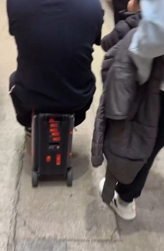 內地客騎電動行李箱通街走　市民拍片質疑：行人路都搞「粵車南下」