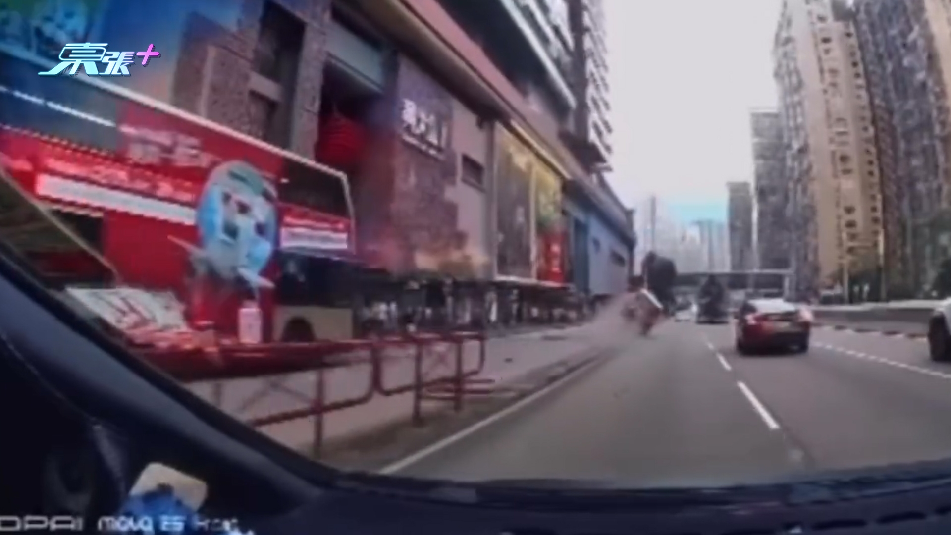 車Cam直擊｜龍翔道「小露寶」的士自炒剷壆　車輪當場甩脫猶如打保齡球 （FB@車cam L（香港群組））