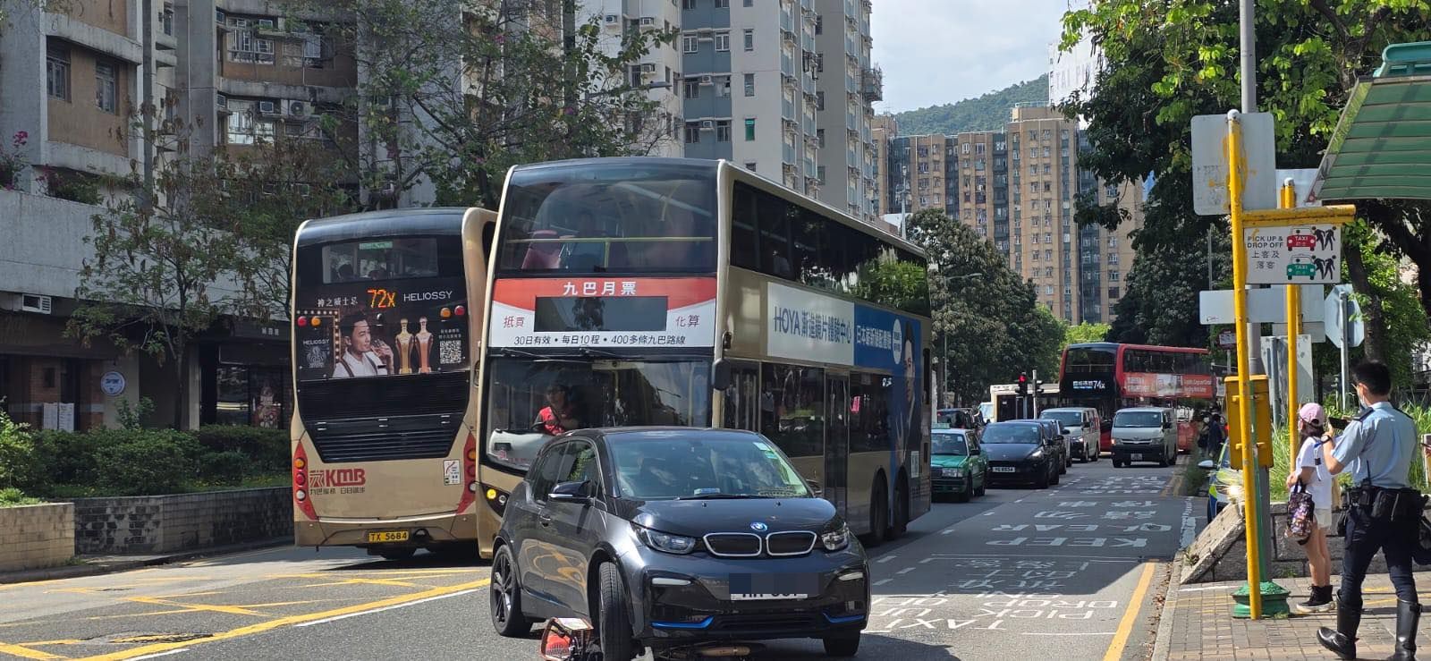 網上相片可見，一輛單車被捲進涉事私家車底，更被前轆壓住，單車框架變形。
