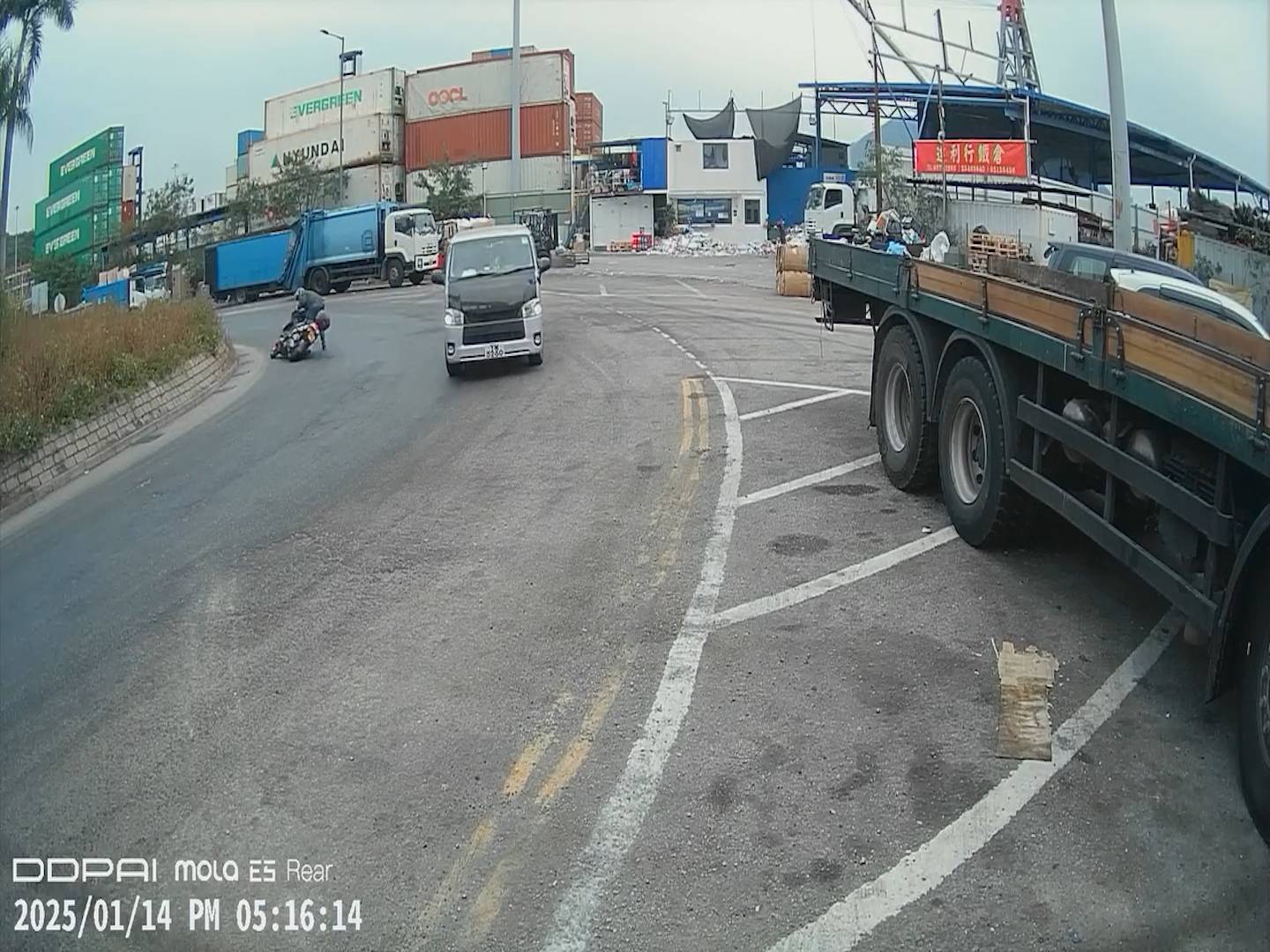 葵青鐵騎士路面跣親險被泥頭車輾過