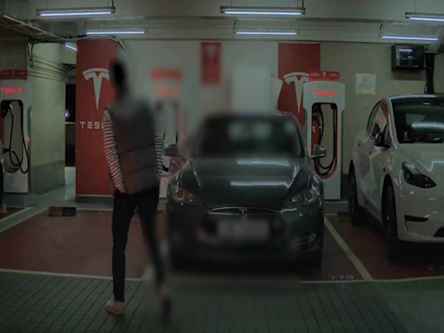Tesla女司機停車場泊車有人睇實都揩花對面