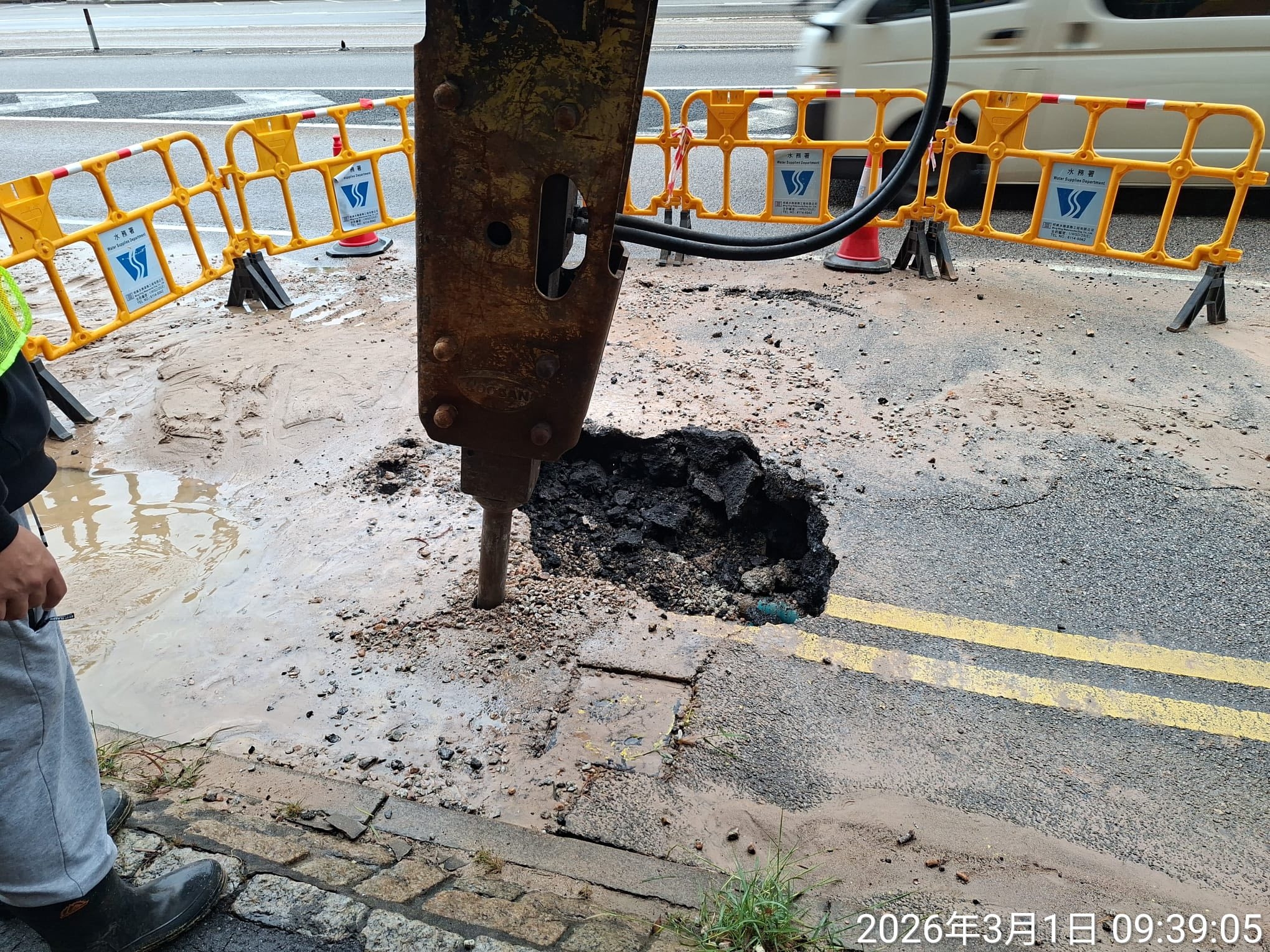 將軍澳環保大道鹹水管滲漏　康城及工業邨等暫停沖廁水 (西貢區區議員張美雄)