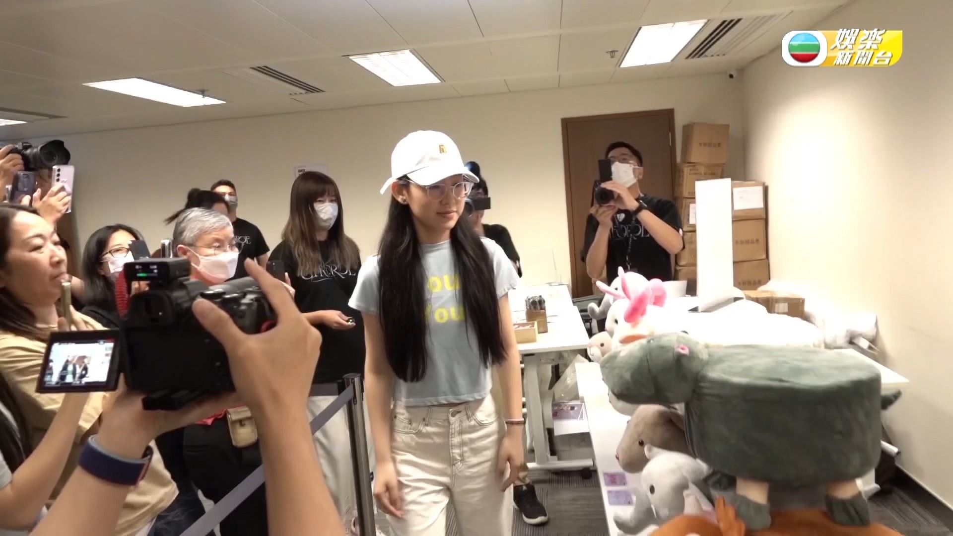 炎明熹Fans捐血義賣慶生日月 限量黑膠碟推出被搶高價至近萬元 - 東張+