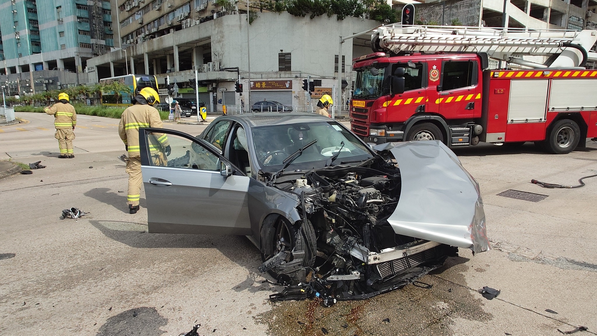 涉事私家車車頭嚴重損毀，汽車零件外露。（Facebook圖片）
