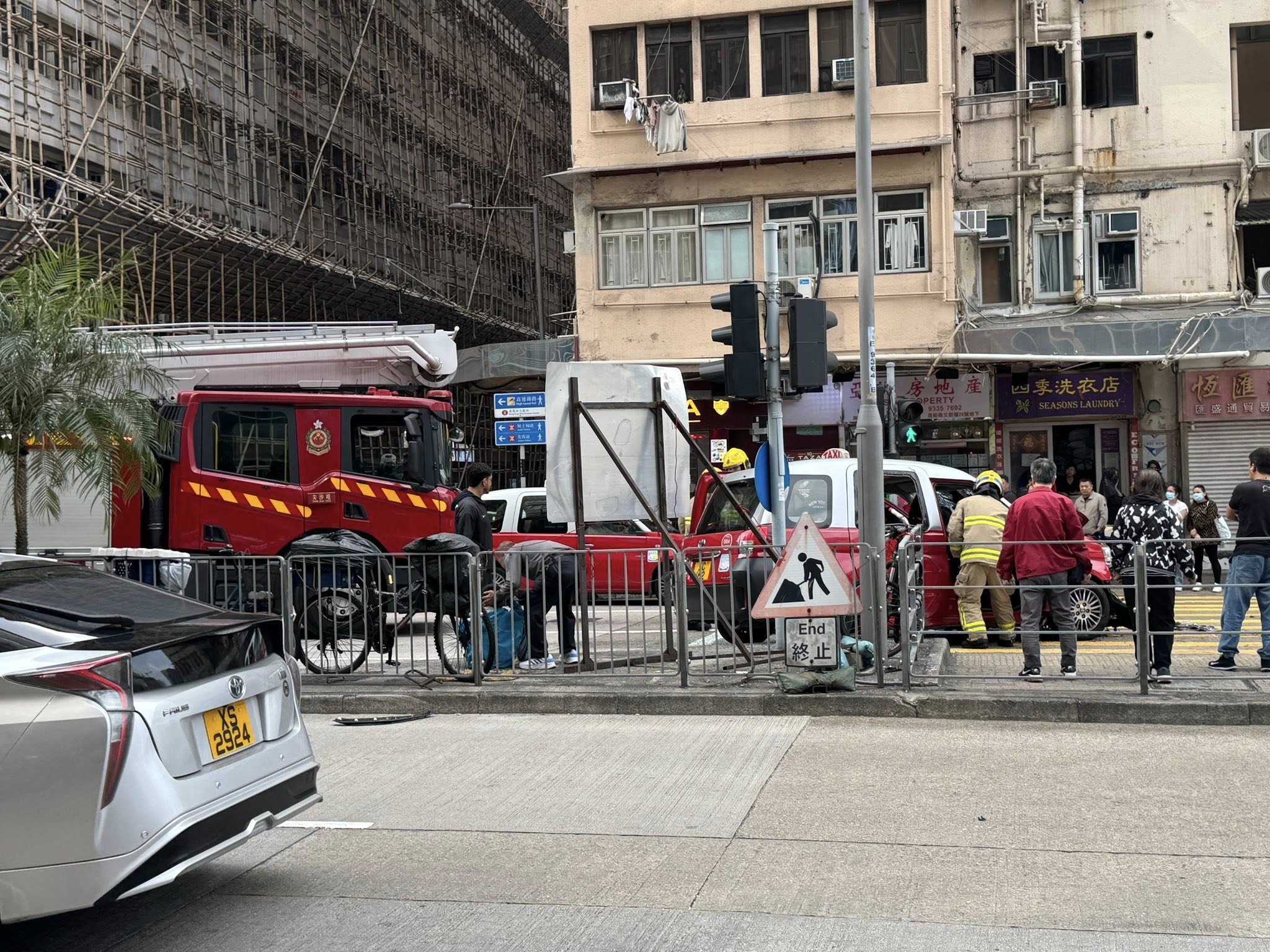 救援人員接報到場。（Facebook圖片／車cam L（香港群組）／Kelvin Chui）