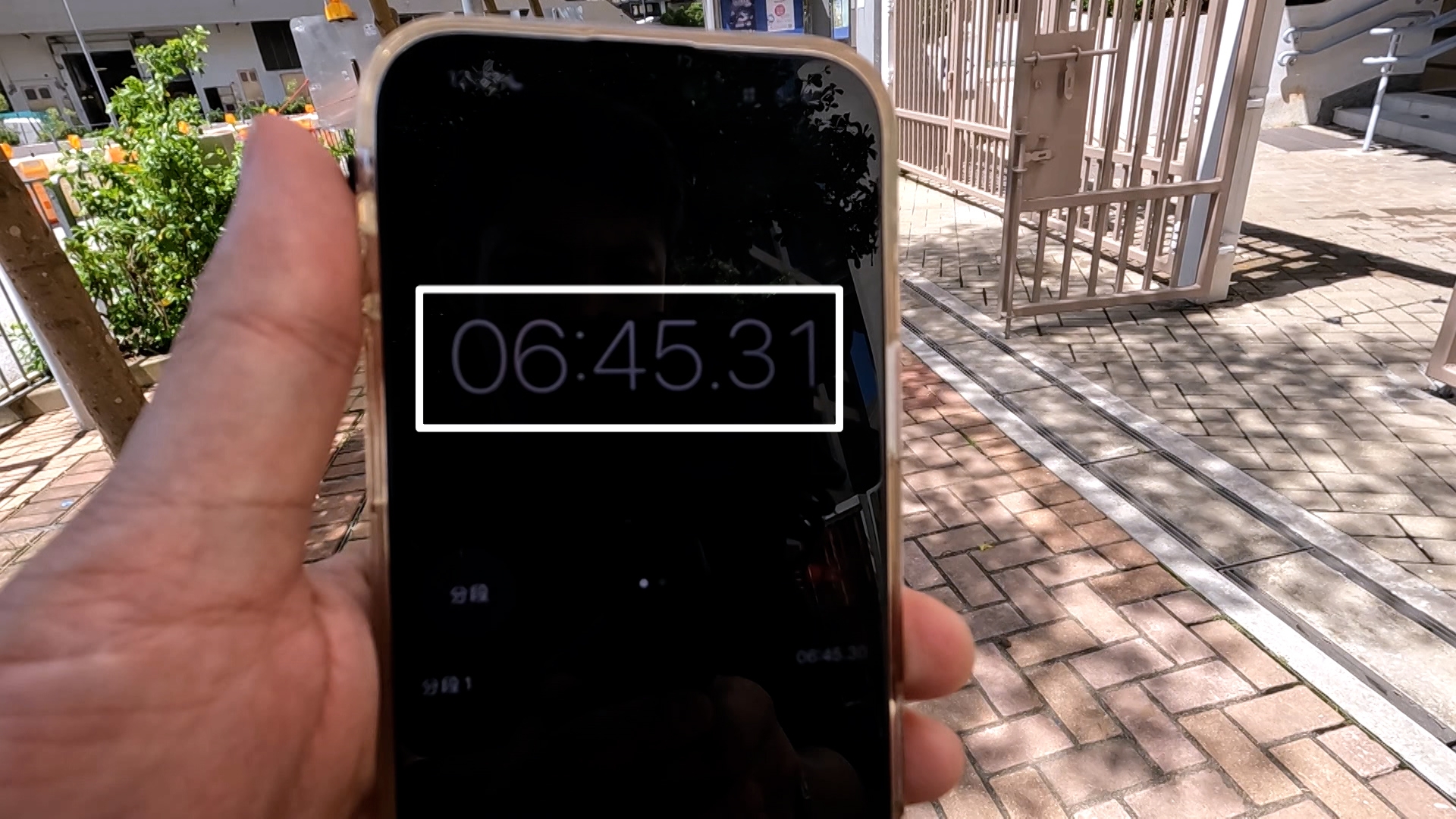 《東張西望》人員進行實地考察，沿住安愉道，兩邊都有電梯下斜坡，還有直達的行人天橋，一路上都不用日曬雨淋。從電梯出來再轉彎，便抵達最近的小學，全程不用7分鐘。