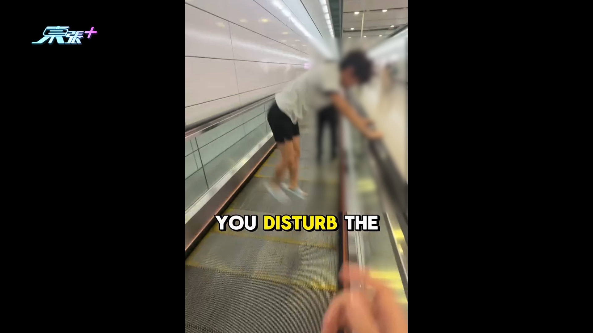 網紅中環站「扮馬騮」踩自動行人道扶手拍片　阻人行兼扮道歉惹公審