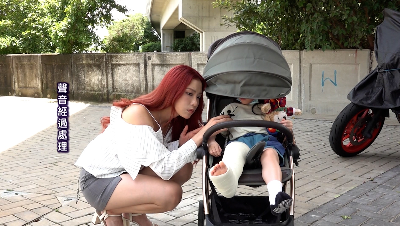一名4歲半女童在遊玩竹架設施期間，因設施突然鬆脫，從高處跌下受傷。