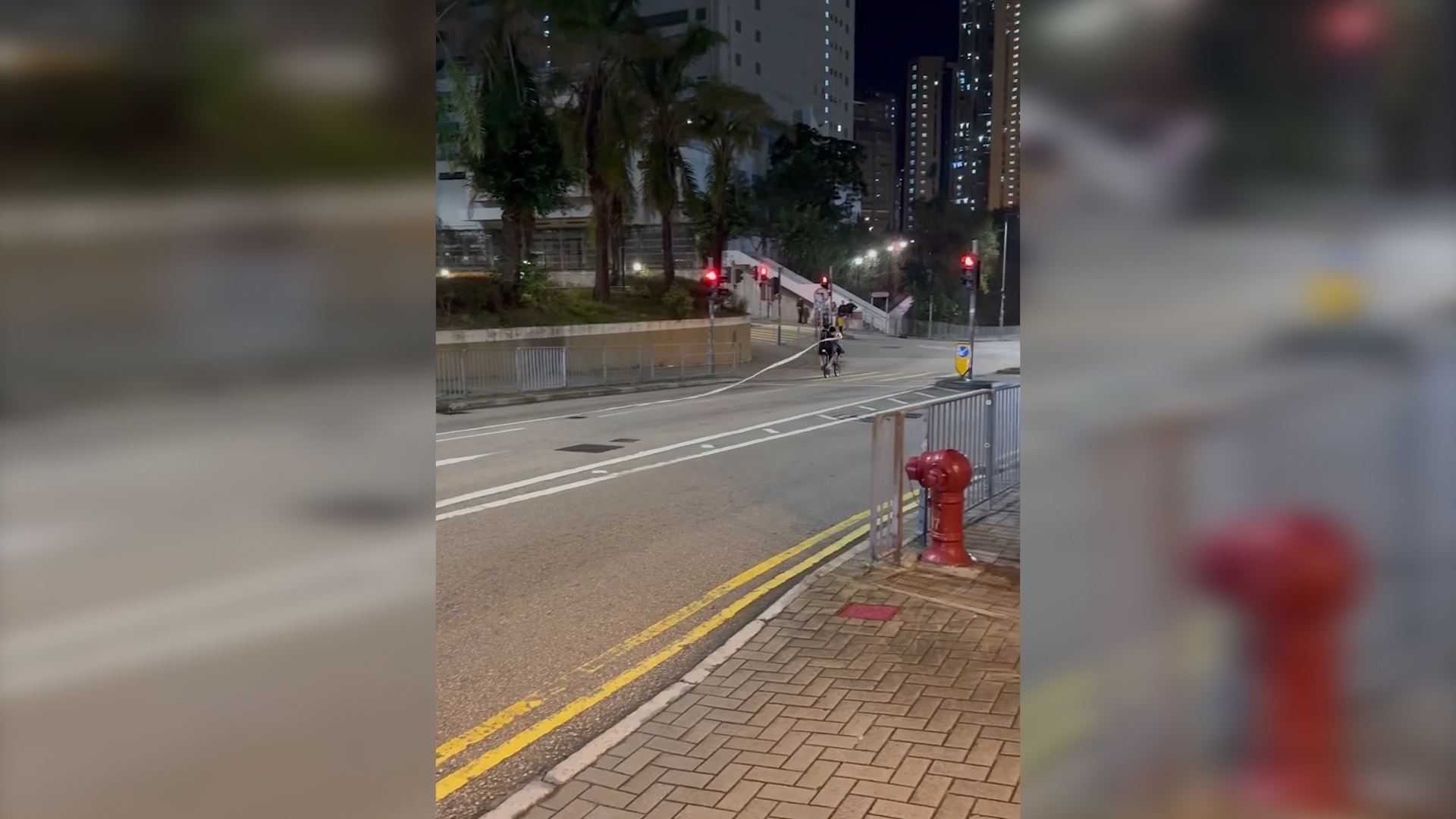 荃灣二人組路上揸電動單車被拍　仲拎廁紙大玩「行為藝術」被批擾民